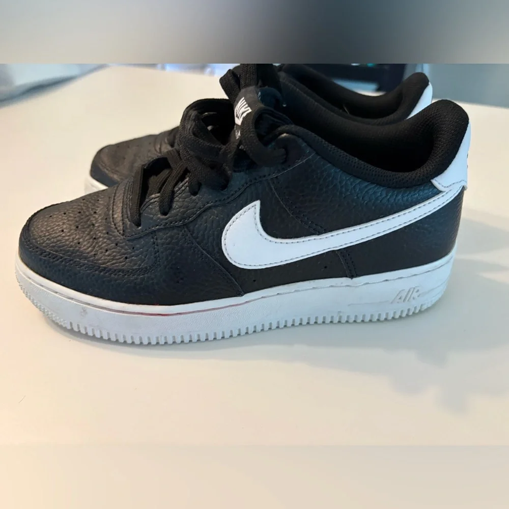 Nike Air Force 1 black/‎ white youth 6.5 (fits women’s 8-8.5)
